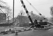 129018 Gezicht op de werkzaamheden bij de in aanbouw zijde inlaat van de spuikoker in de Stadsbuitengracht te Utrecht, ...